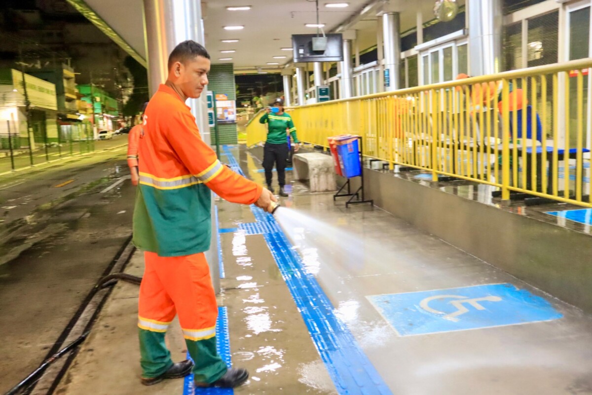 Prefeitura intensifica higienização dos terminais de ônibus em Manaus