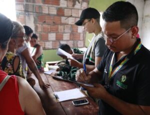 Famílias atingidas por incêndio no bairro Praça 14 recebem assistência do Governo do Amazonas