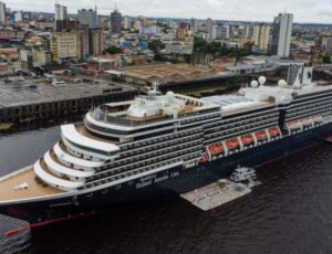 Temporada de Cruzeiros: primeiro navio do ano chega em Manaus com mais de 2 mil turistas