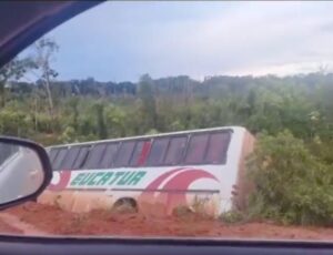 Chuva e lama faz ônibus tombar na BR-319; veja vídeo