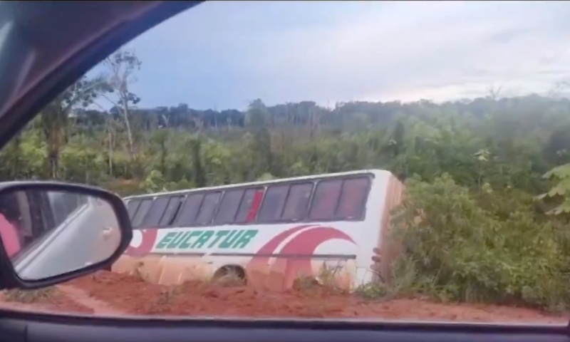 Chuva e lama fazem ônibus tombar na BR-319; veja vídeo