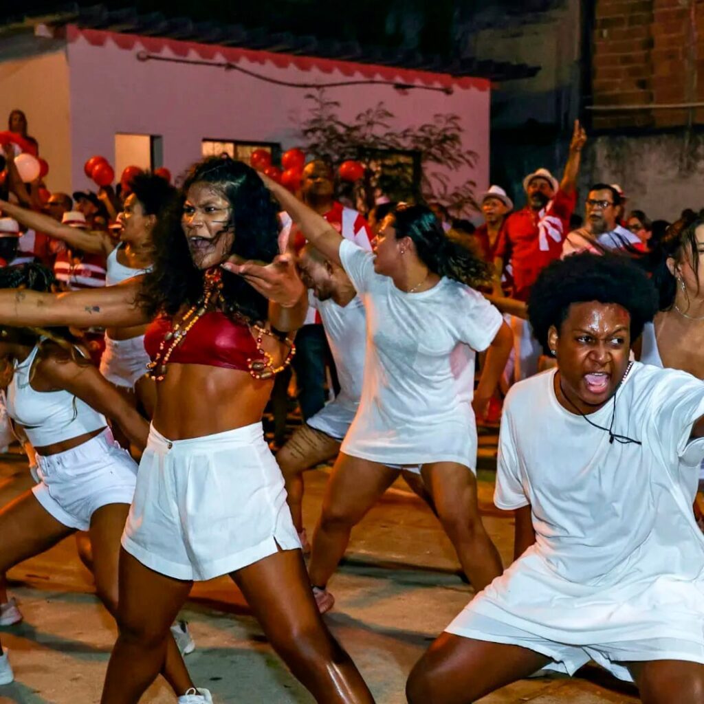 Bailarina do Corpo de Dança do Amazonas se destaca no carnaval carioca representando os povos Yanomami