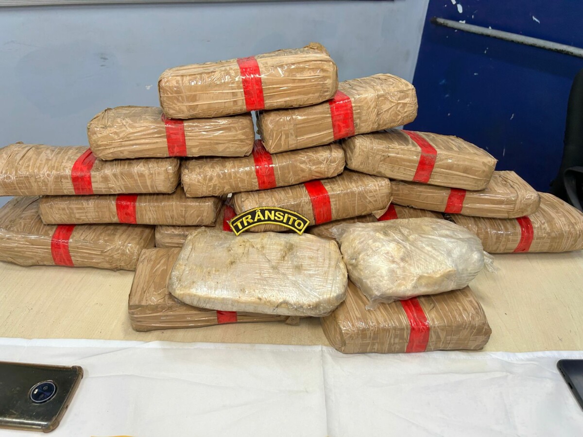 A casa caiu: trio é pego tentando entrar com 17kgs de dr0gas dentro de frutas em Manaus; veja