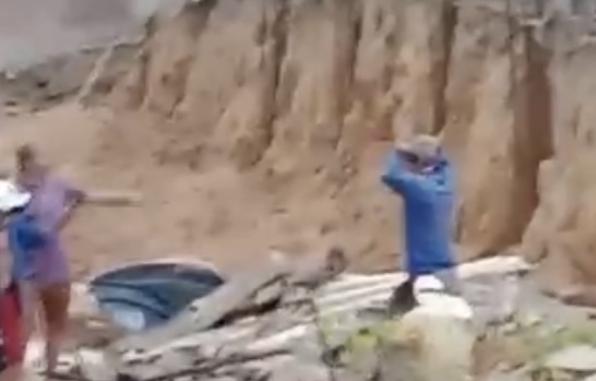 TRAGÉDIA: muro despenca em cima de pedreiros em Manaus; veja vídeos