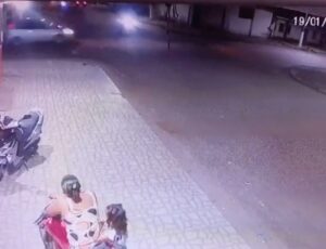 REVOLTANTE: carro em alta velocidade arremessa motoqueiro em Maués; veja vídeo