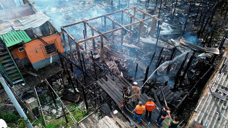 Prefeitura de Manaus faz o acompanhamento de famílias atingidas por incêndio neste sábado