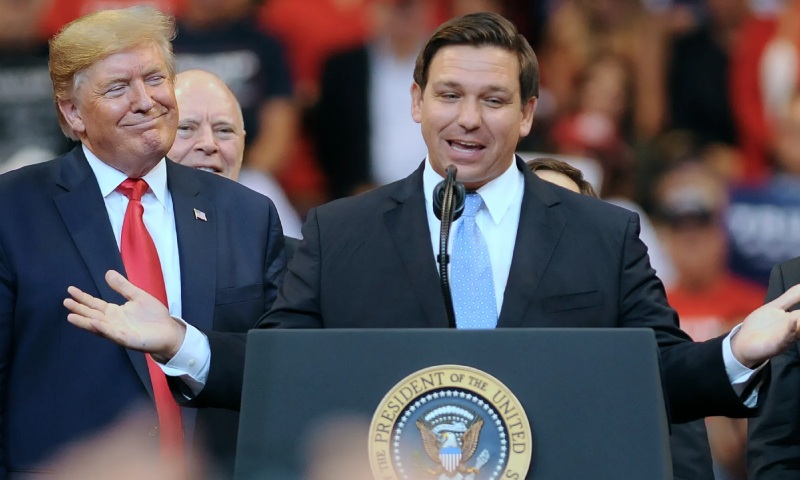 Nos EUA, Ron DeSantis desiste de campanha eleitoral para apoiar Donald Trump