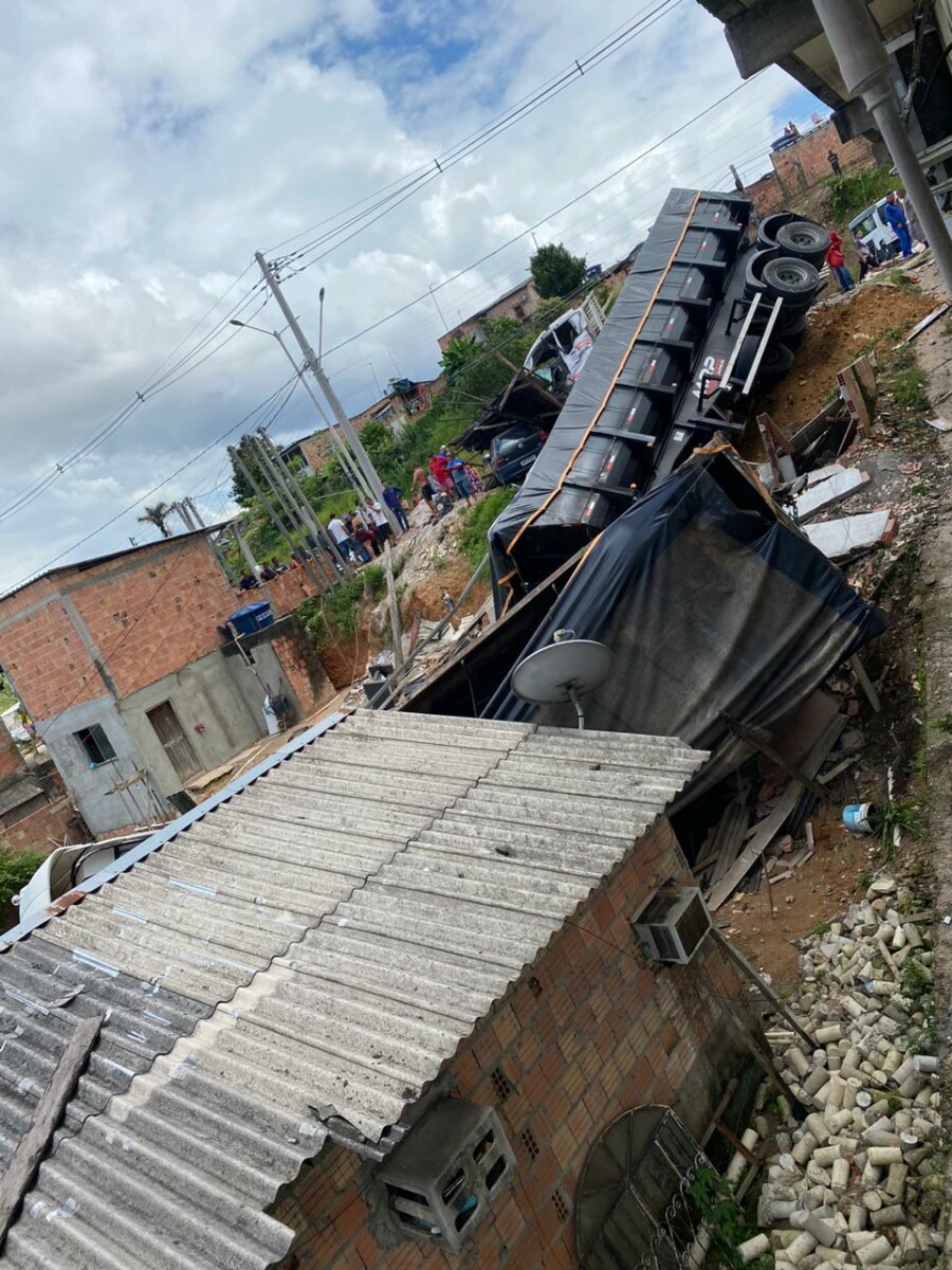 URGENTE: veja o momento em que carreta sai arrastando carros e invade casa em Manaus