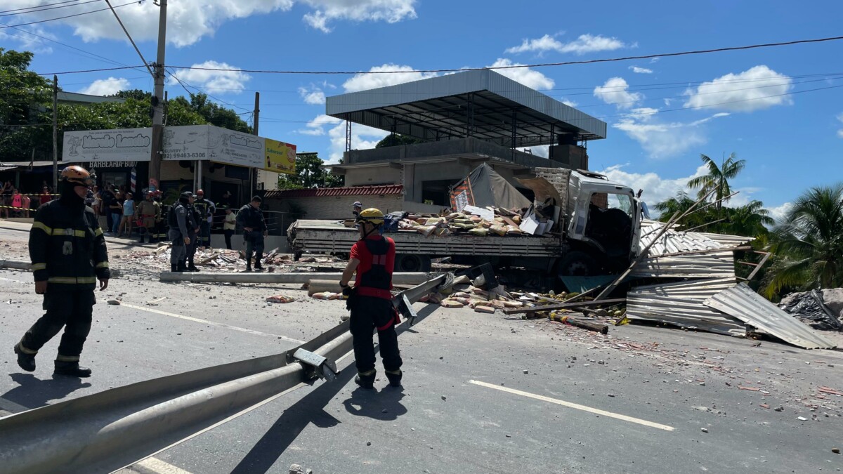 URGENTE: bombeiros lutam para salvar vítimas de acidente envolvendo carreta desgovernada no Turismo; veja vídeo