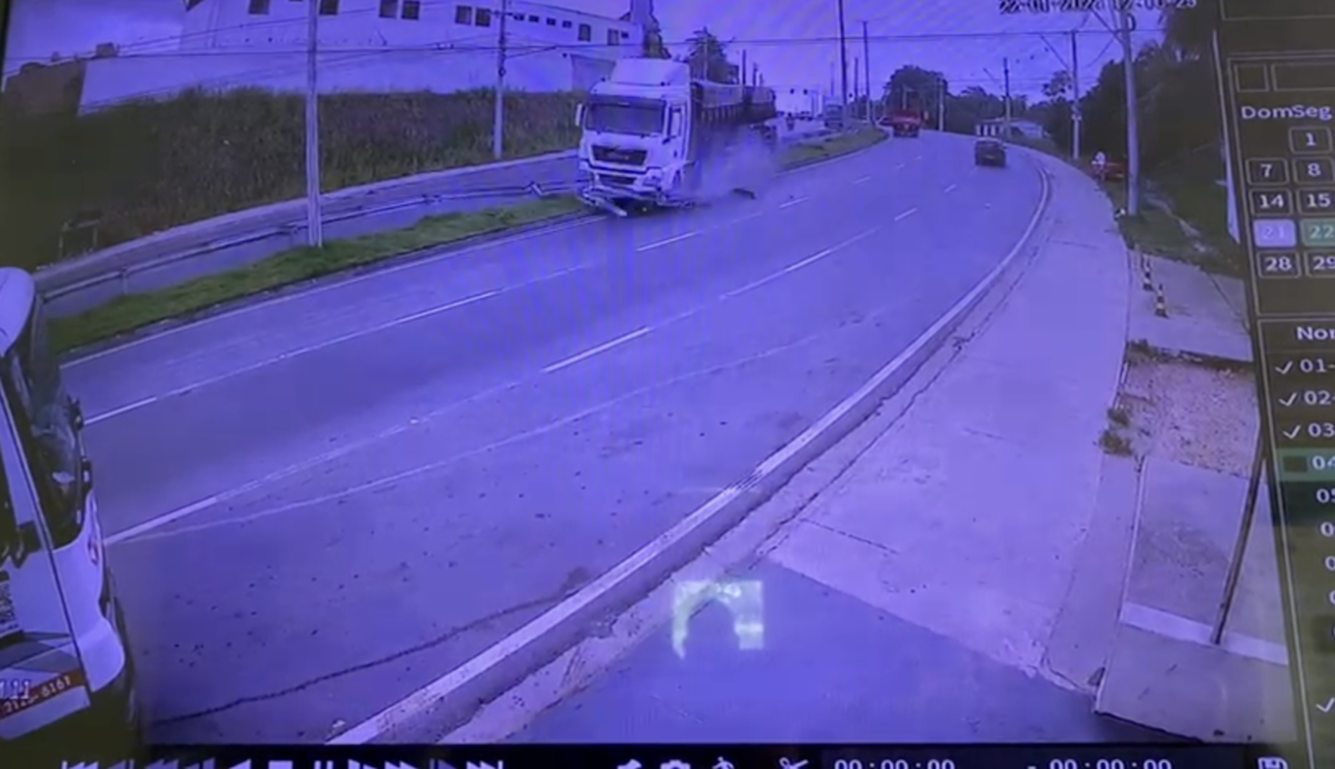 EXCLUSIVO: veja momento exato que carreta desgovernada bate em caminhão e invade casa no Turismo