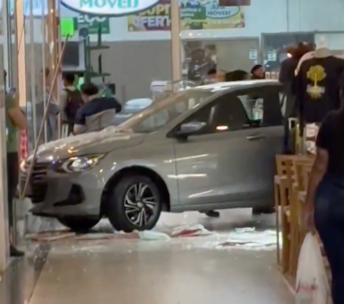 Test Drive vira teste de resistência: funcionária ‘acelera’ demais e estilhaça vitrine de shopping em Manaus; veja vídeo