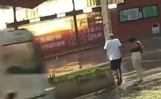 Homem fica entre a vida e a m0rte após salvar namorada de atropelament0; veja o vídeo
