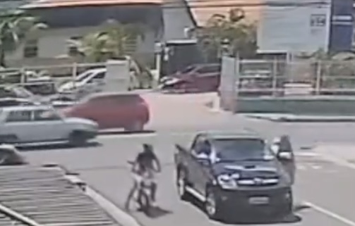 Idoso desmaia com soc0 de motoqueiro durante brig4 no trânsito no Alvorada; veja vídeo