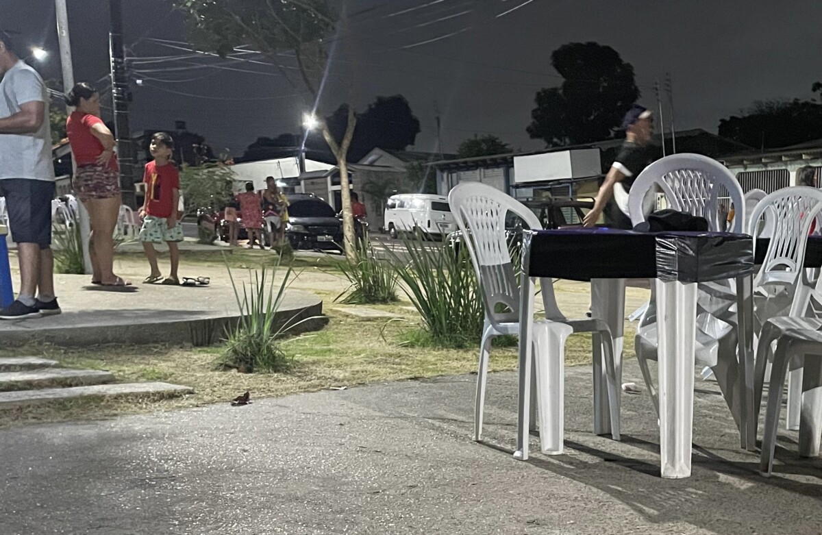 URGENTE: jovem é crivado de bal4 enquanto esperava lanche no Cidade Nova