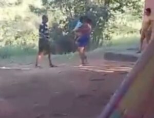 "Covardia grande": vizinho fica perplexo ao filmar homem indo pra cima da esposa com criança no colo; veja vídeo