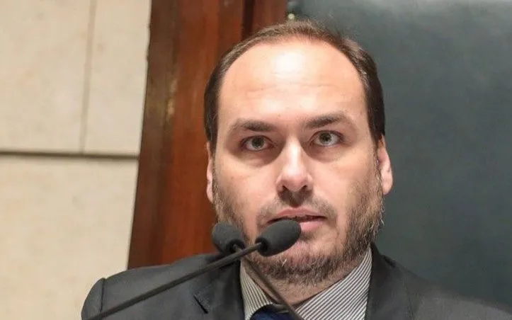 Carlos Bolsonaro é alvo da PF em operação sobre espionagem na Abin; veja vídeo