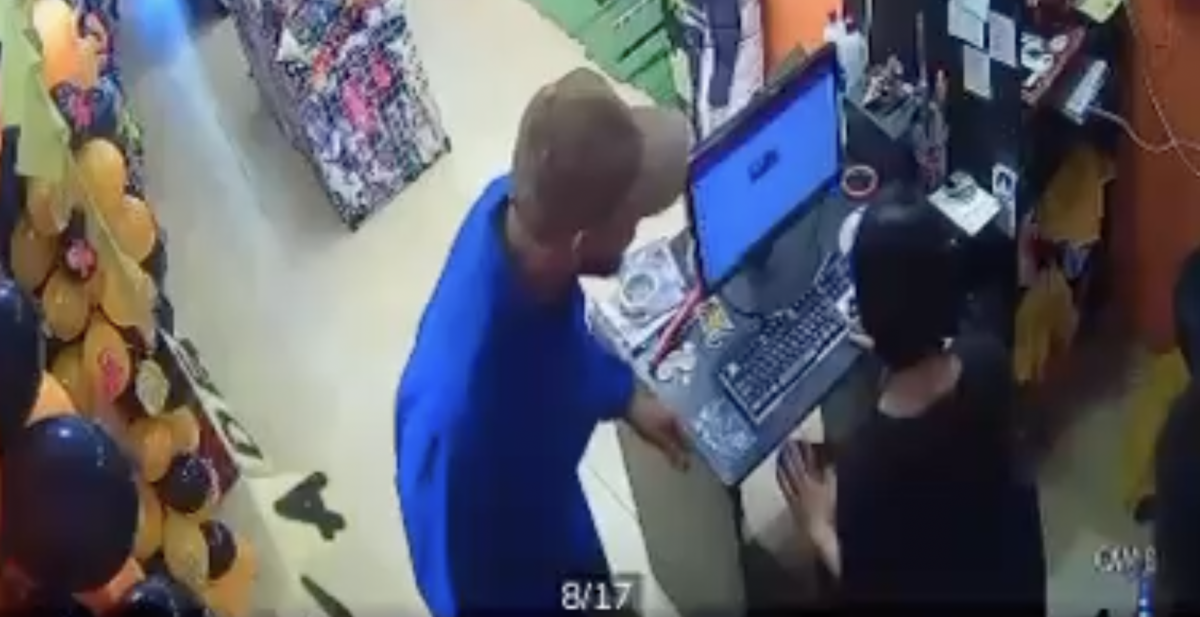 Veja momento que n0i4do assalta loja no Centro de Manaus e tranca funcionárias no banheiro