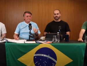 'Super Live' de Bolsonaro com os filhos ultrapassa 2 milhões de vizualizações