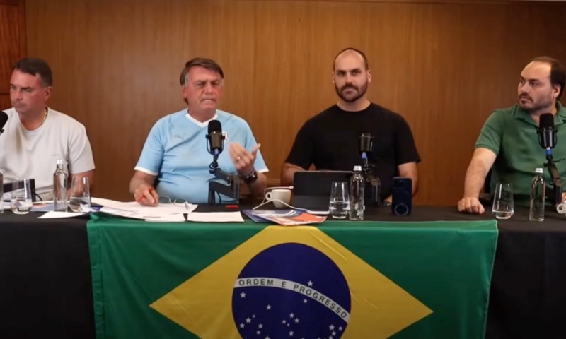 ‘Super Live’ de Bolsonaro com os filhos ultrapassa 2 milhões de vizualizações