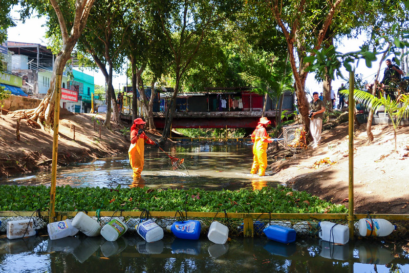 Prefeitura instala ecobarreira em igarapé na zona Leste de Manaus