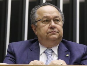 URGENTE: TRE-AM cassa mandato de Silas Câmara por 4 votos a 2; veja vídeo