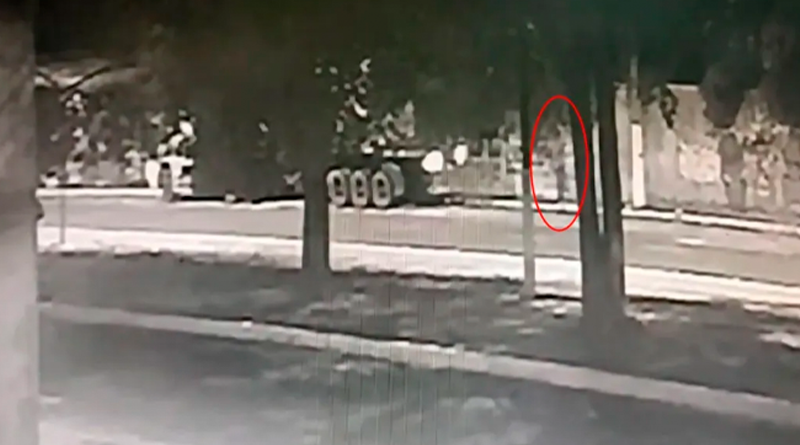 Caminhão esm4ga cabeça e m4ta homem; cenas f0rtes