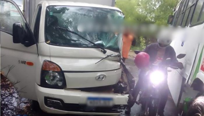 Colisão entre ônibus e caminhão deixa duas pessoas gravemente feridas em Petrópolis; veja vídeo