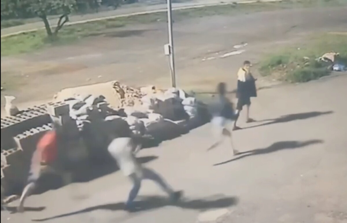 Veja o momento que homem é esp4ncado e leva tijoladas na cabeça; cenas f0rtes
