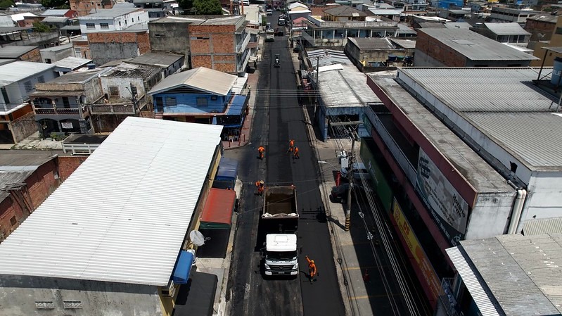 ‘Asfalta Manaus’ da prefeitura recapeia avenida principal no bairro Alvorada