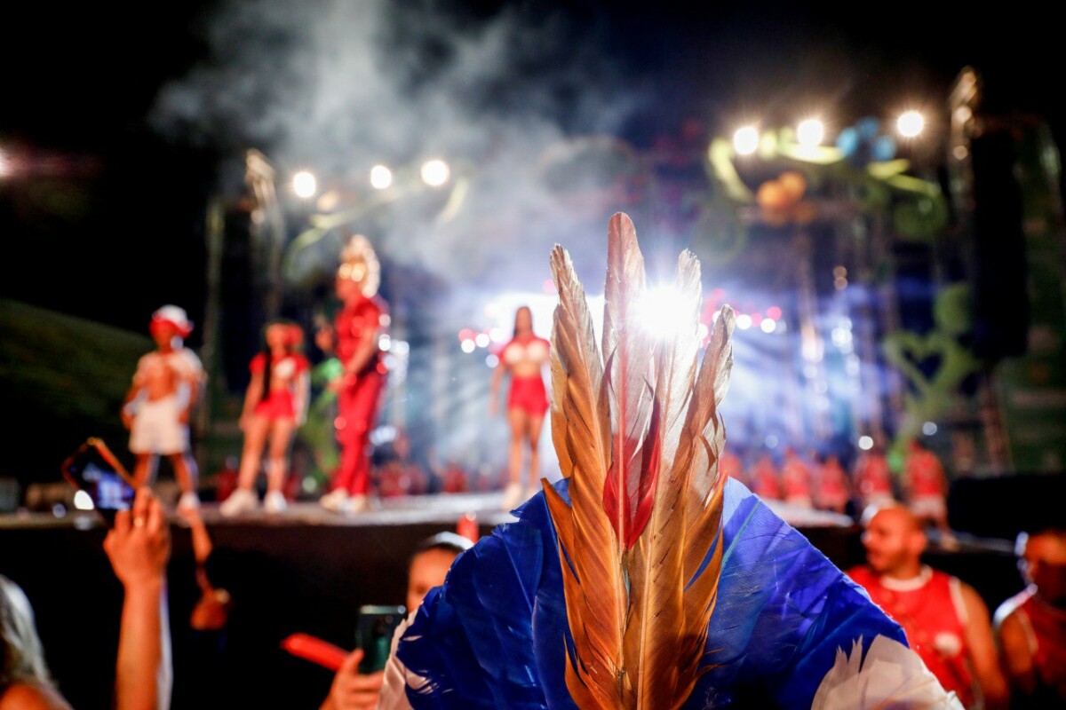 Carnaboi traz mais de 30 artistas do Caprichoso e Garantido se revezando em dois dias de festa; veja programação