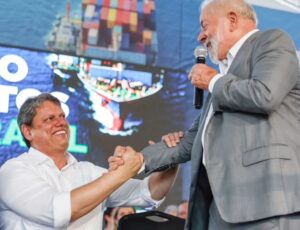 Manifestante grita: "Volta pro PT, Tarcísio", durante encontro do Governador de SP e Lula; veja vídeo