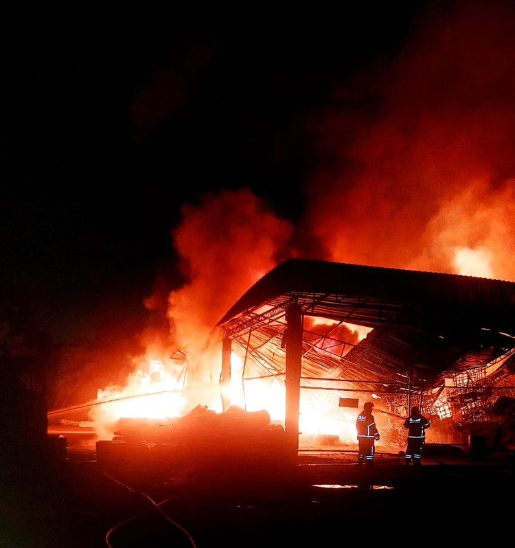 Incêndio destrói fábrica de colchões na Zona Leste de Manaus