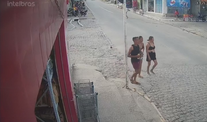 ‘Brincadeira fatal’: mulher é atropel4d4 por carro empresarial que apostava corrida; imagens f0rtes