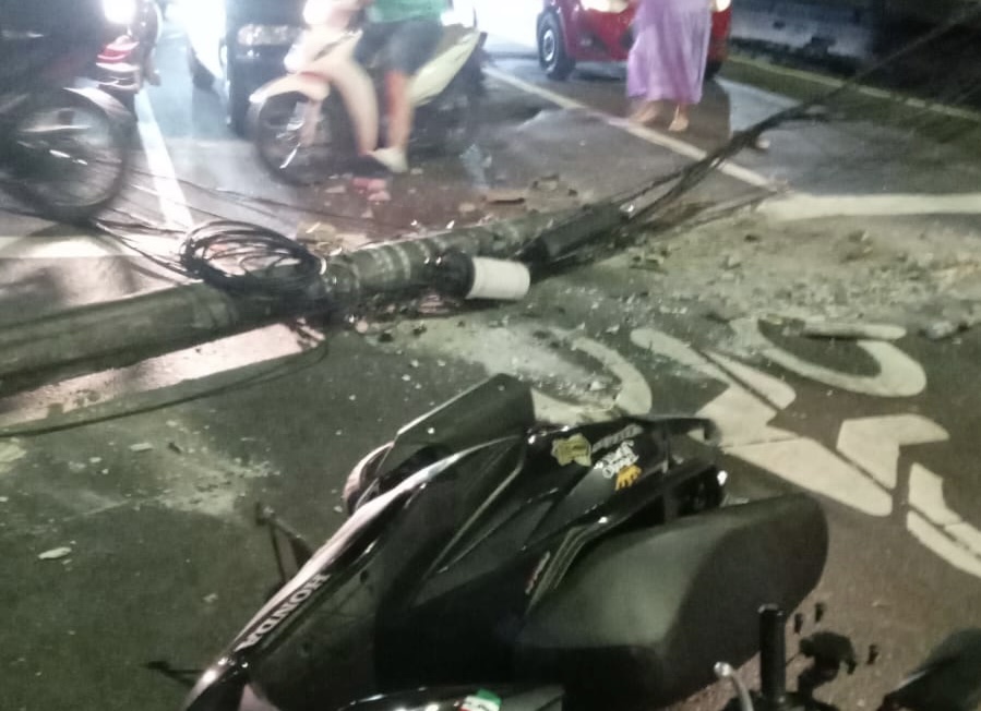 Caos no trânsito: caminhão derruba poste que quase esmag4 motoqueiro em Manaus