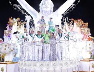 Escola de samba vencedora do Carnaval 2024 em Manaus homenageou a família de Roberto Cidade