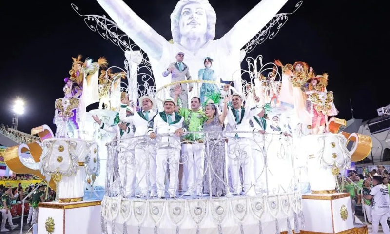 Escola de samba vencedora do Carnaval 2024 em Manaus homenageou a família de Roberto Cidade