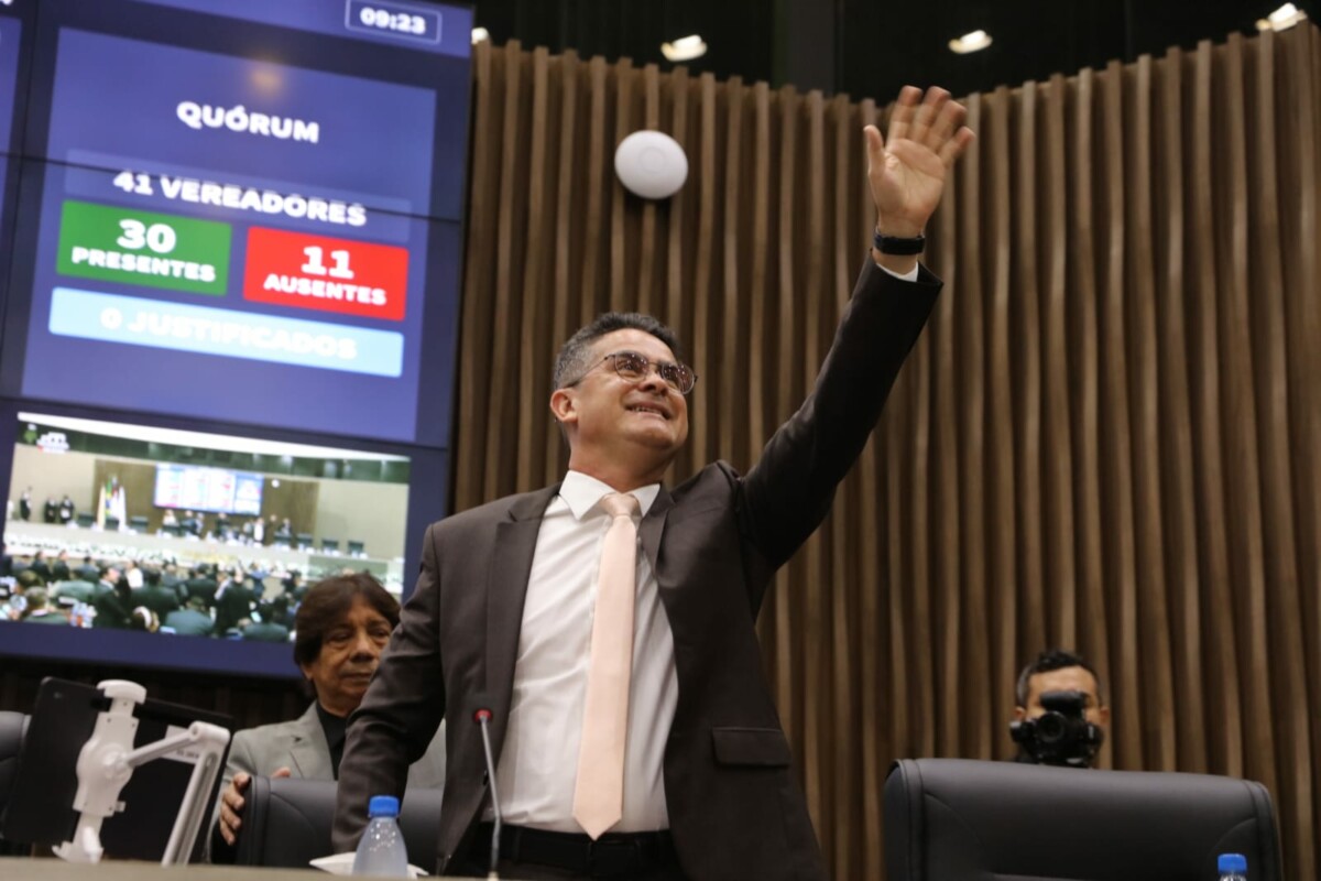 Prefeito David Almeida entrega Mensagem Governamental na CMM, destaca conquistas históricas e metas para 2024