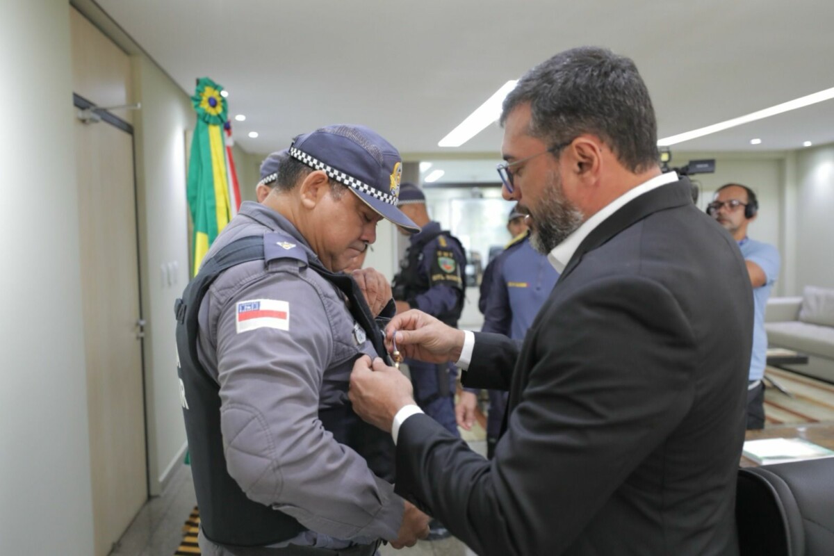 Wilson Lima parabeniza e concede medalha a policiais militares por maior apreensão de armas do Amazonas