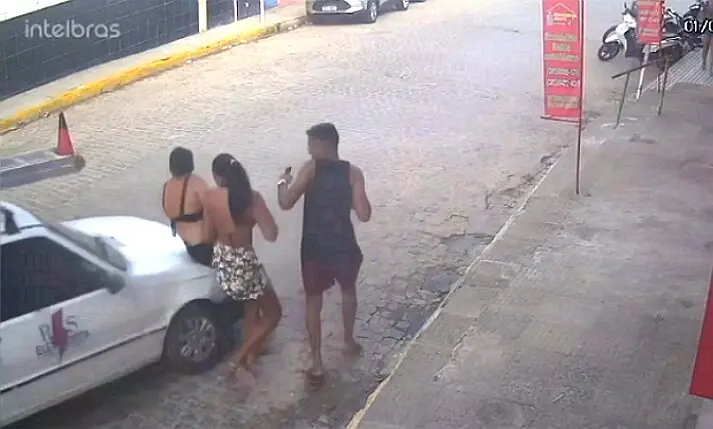 Mulher é atropel4d4 por carro de empresa que disputava “racha”; veja vídeo