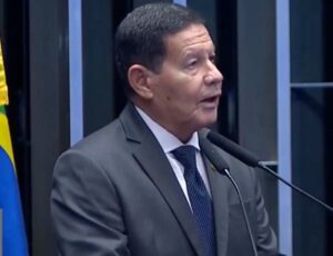 Mourão chama operação da PF de "devassa persecutória" e diz que "Forças Armadas não podem mais se omitir"; veja vídeo