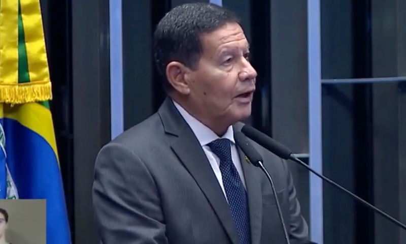 Mourão chama operação da PF de “devassa persecutória” e diz que “Forças Armadas não podem mais se omitir”; veja vídeo