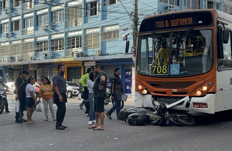 Acidente entre moto e ônibus deixa vítimas gravemente feridas no Centro; veja vídeos