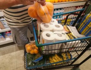 Inflação no Brasil sobe 0,42% em janeiro, pressionada pela alta dos alimentos