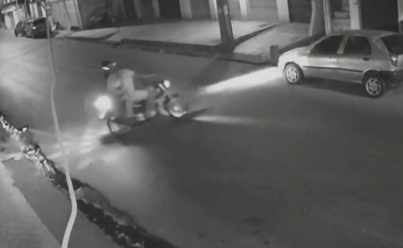Trabalhador tem motocicleta roubada por casal do crim3 na Compensa; veja vídeo
