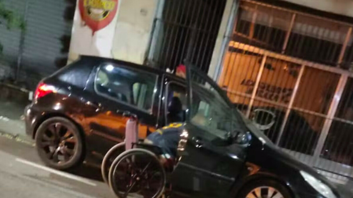 Homem sem as duas pernas é flagrado dirigindo com ajuda de cabo de vassoura no RJ