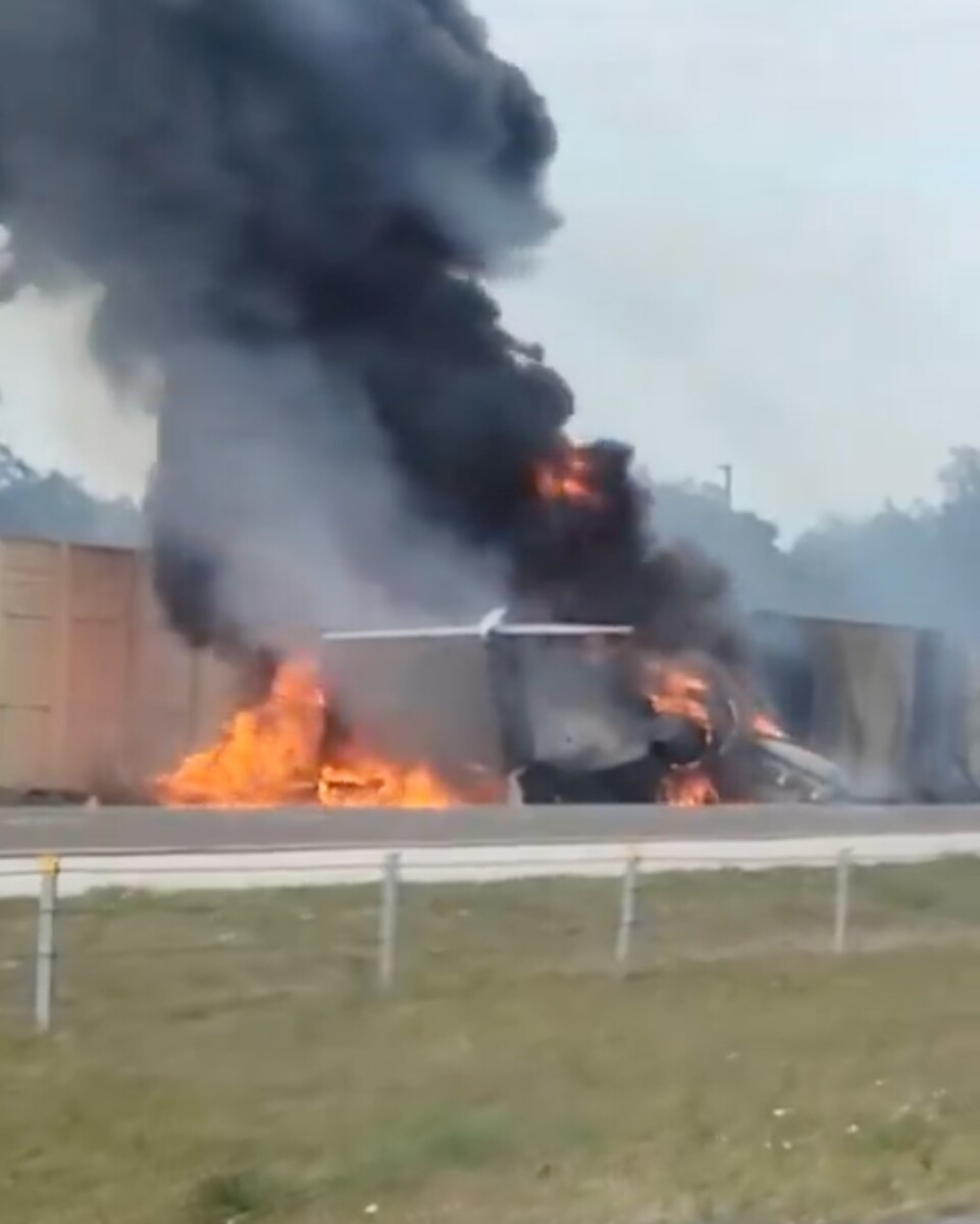Avião cai em estrada, pega fogo e deixa ao menos dois m0rtos; veja vídeo