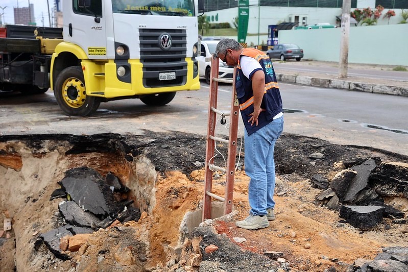 Prefeitura atua para fechar cratera na avenida Constantino Nery