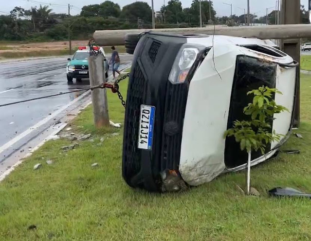 URGENTE: carro perde controle e capota no Rapidão Rodoanel de Manaus