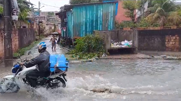 Desabamento de casas e alagações: temporal deixa mais de 20 ocorrências em Manaus