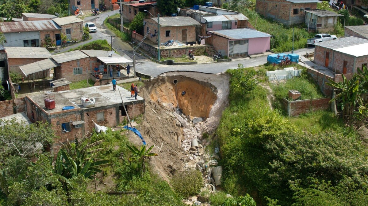 Prefeitura inicia grande obra para conter erosão e recompor via na comunidade Santa Inês